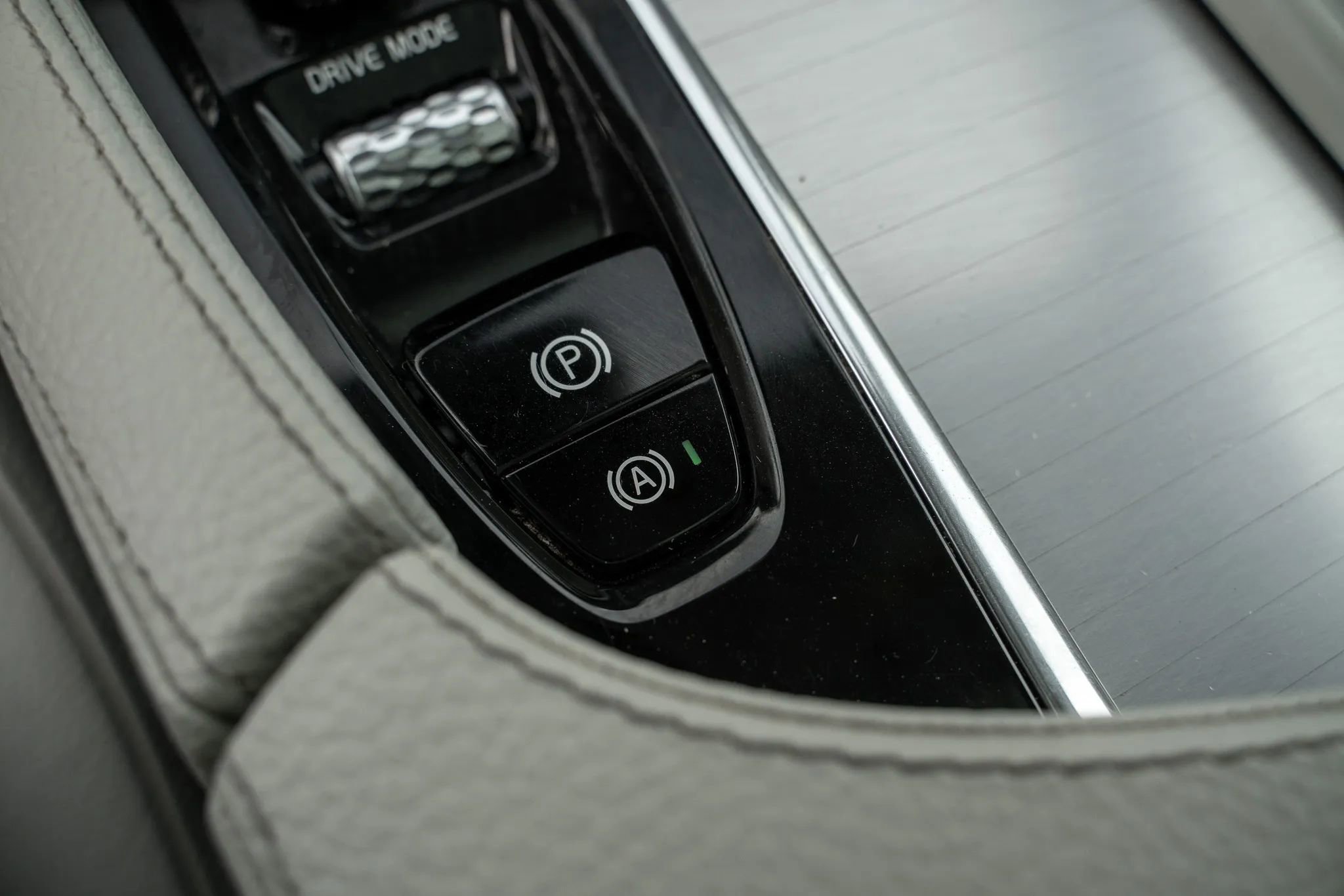 Used 2017 Volvo XC90 T6 Momentum w/ Vision Package image 32