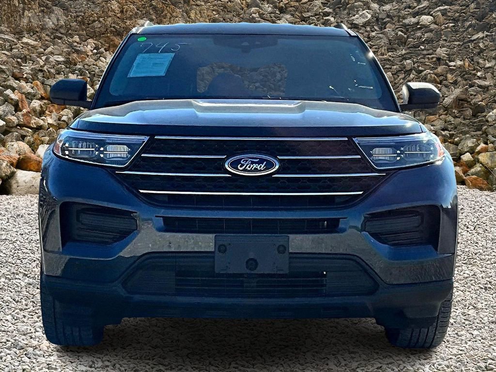 Used 2023 Ford Explorer XLT image 3