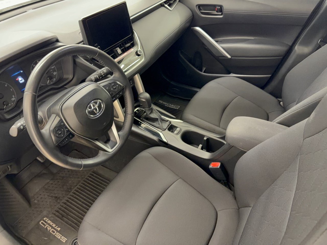 Used 2024 Toyota Corolla Cross LE FWD image 4