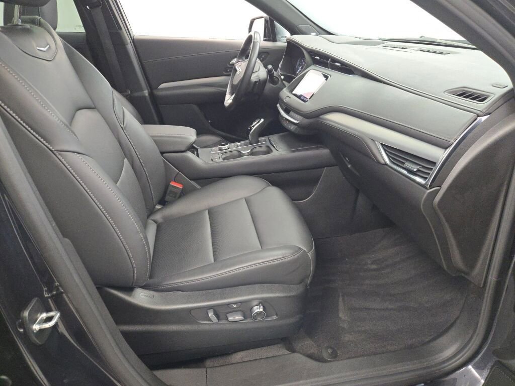 Used 2023 Cadillac XT4 Premium Luxury w/ Technology Package image 7