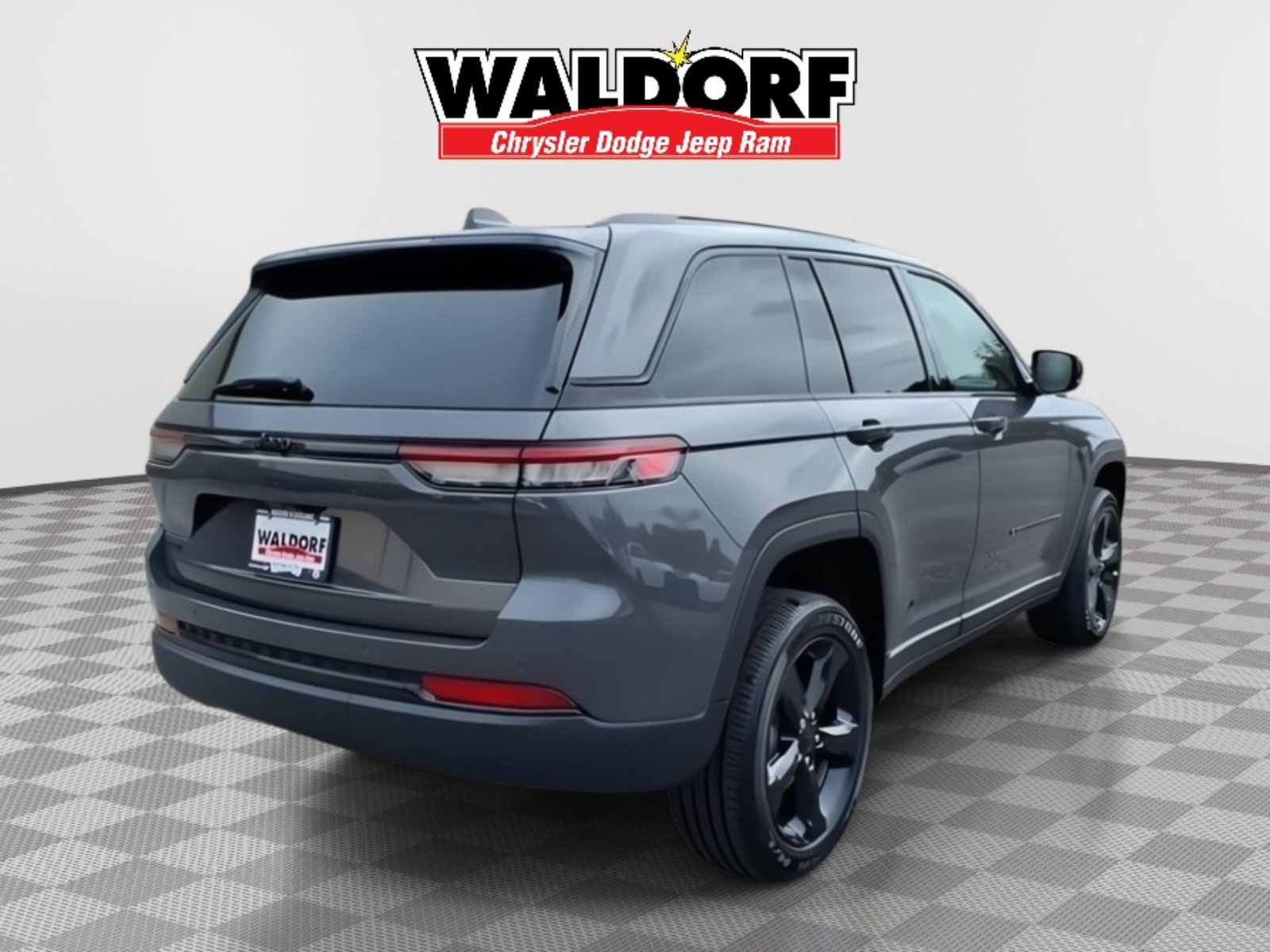 Used 2025 Jeep Grand Cherokee 4WD image 3