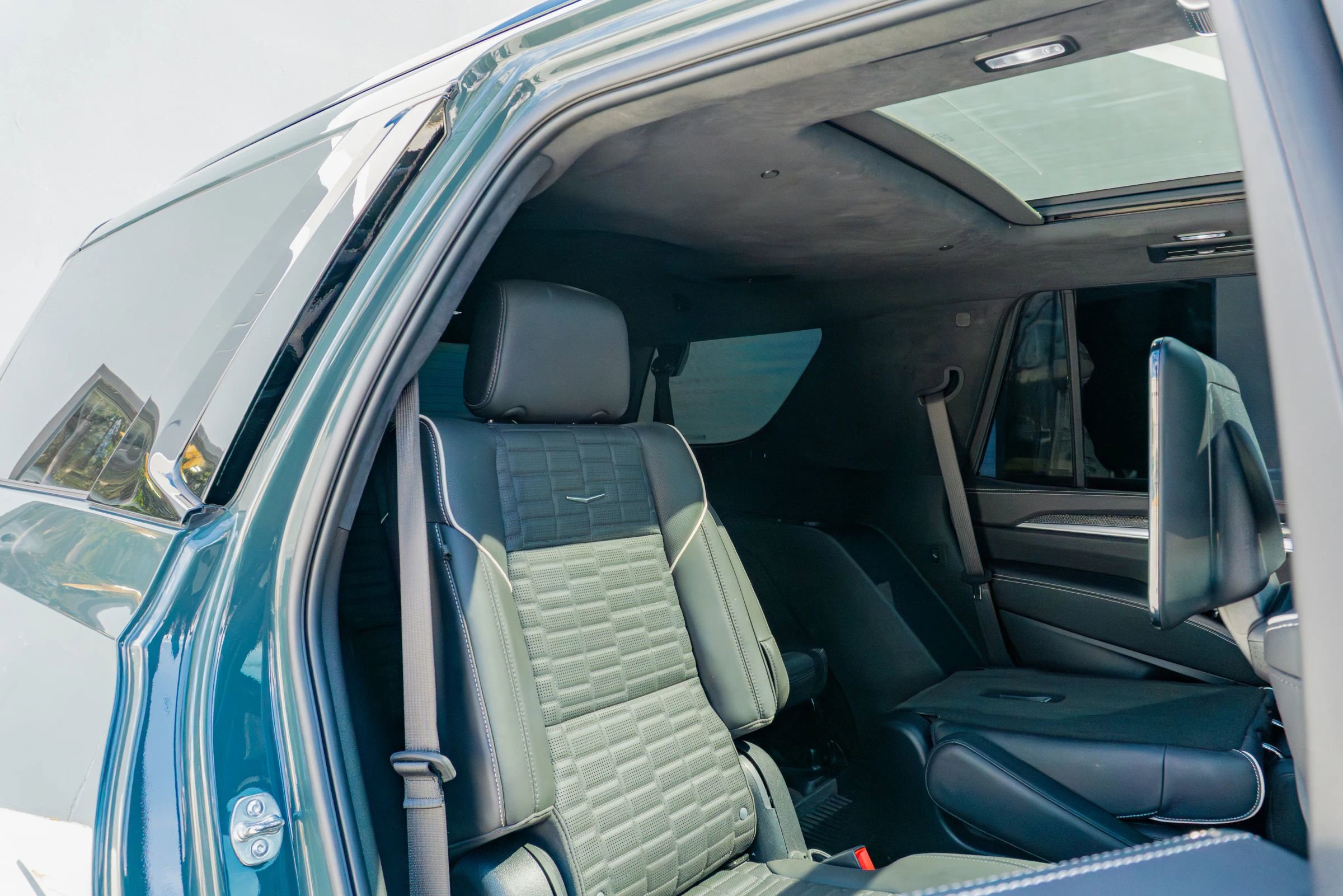 Used 2025 Cadillac Escalade V w/ LPO, ONYX Package AWD/4WD image 57