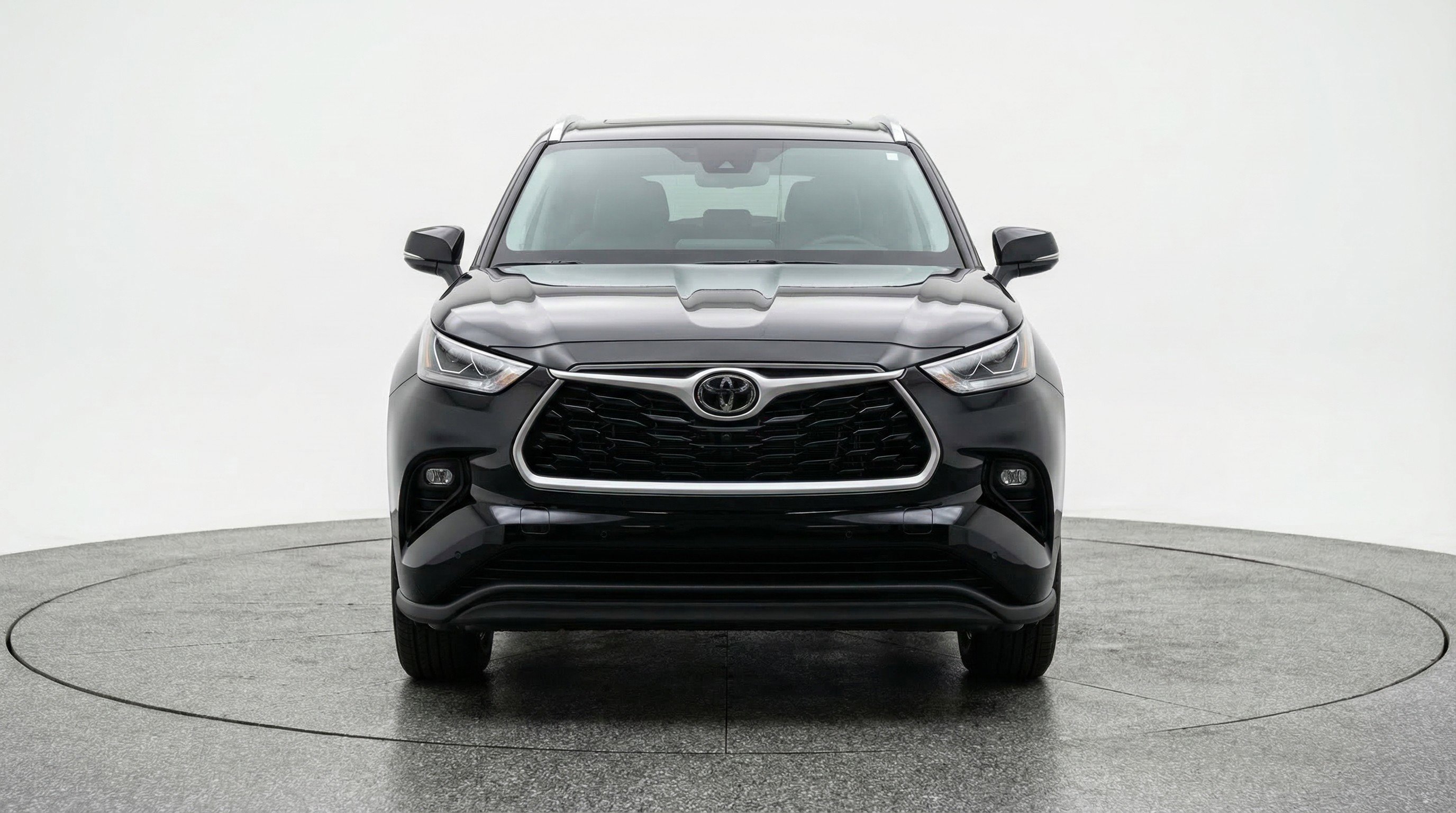 Used 2025 Toyota Highlander LE FWD image 2
