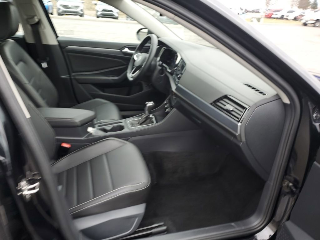 Used 2024 Volkswagen Jetta SE image 32