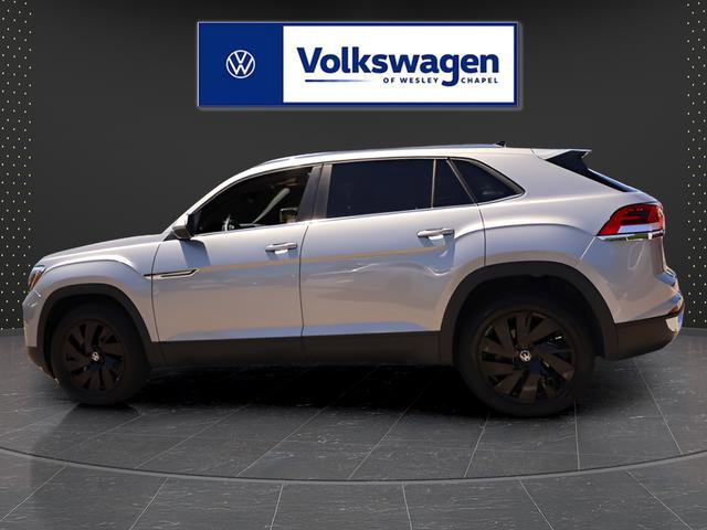 Certified 2025 Volkswagen Atlas Cross Sport SE w/ Panoramic Sunroof Package AWD/4WD image 4