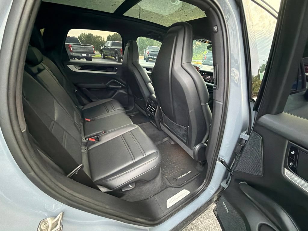 Used 2025 Porsche Cayenne AWD/4WD image 19