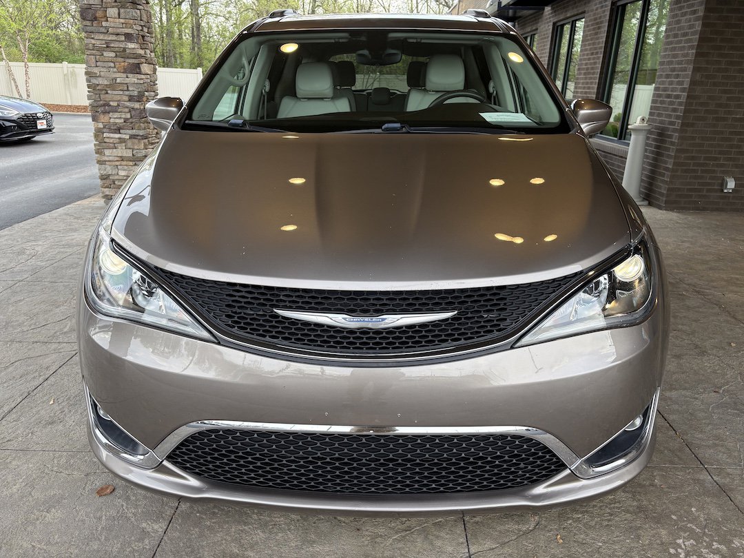 Used 2017 Chrysler Pacifica Touring-L w/ Tire & Wheel Group FWD image 3