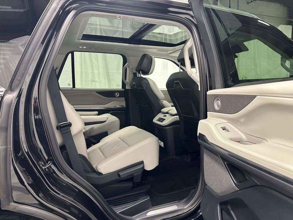 Used 2025 Lincoln Navigator Reserve image 54