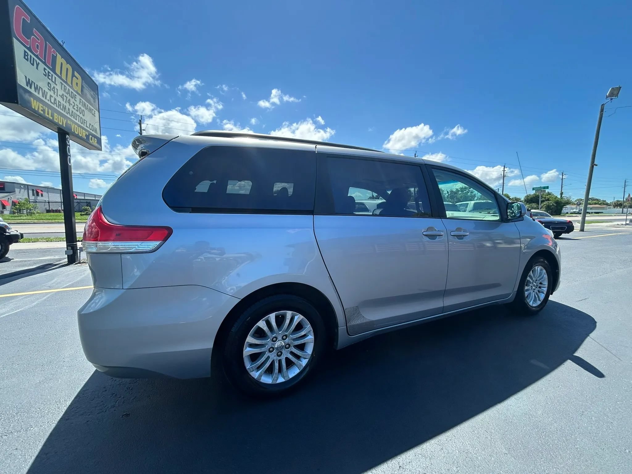 Used 2011 Toyota Sienna XLE FWD image 5