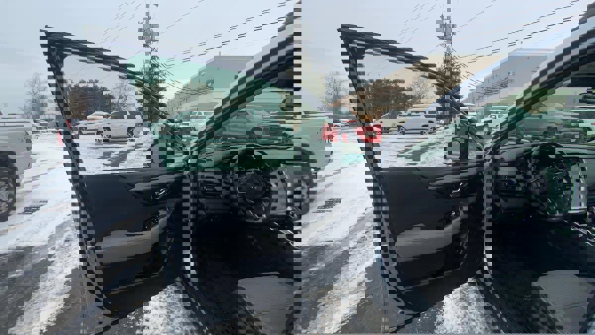 Used 2023 Subaru Outback Premium image 19