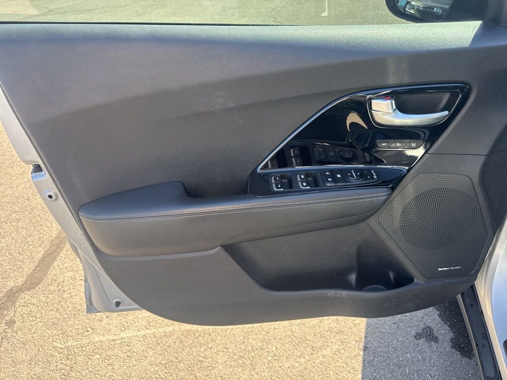 Used 2019 Kia Niro Touring w/ Paint Protection Film Package FWD image 18