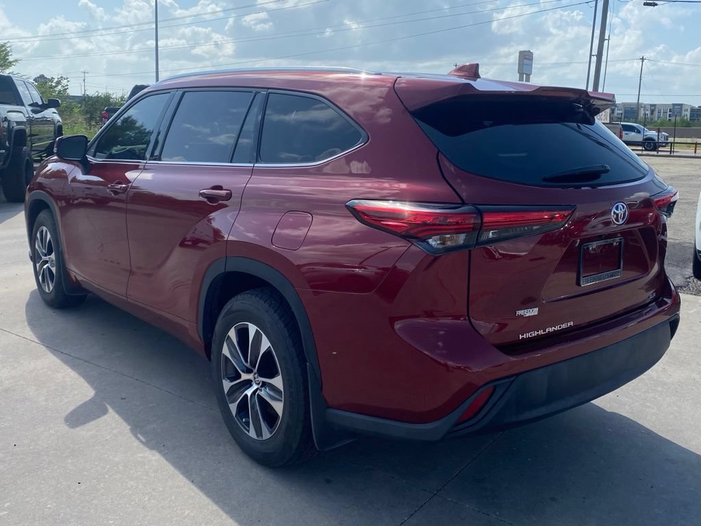Used 2021 Toyota Highlander XLE FWD image 3