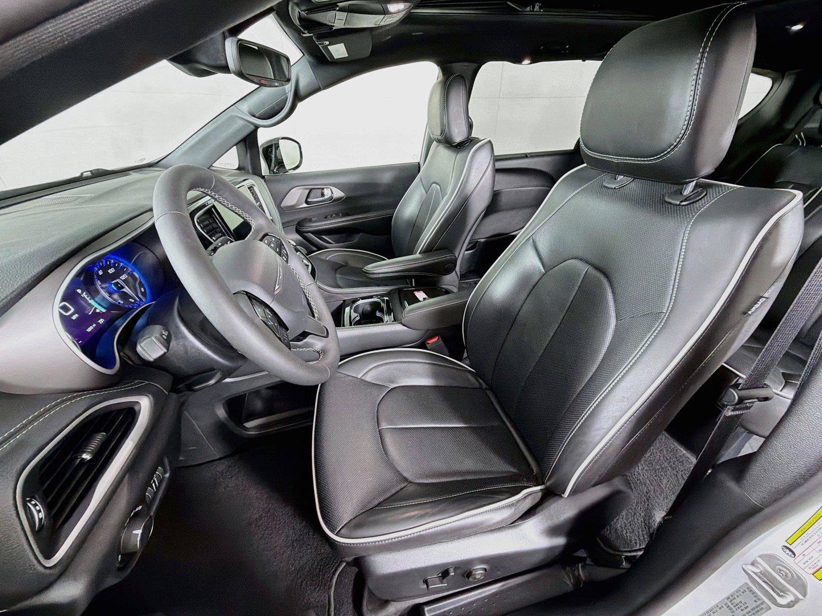 Used 2027 Chrysler Pacifica Limited FWD image 2