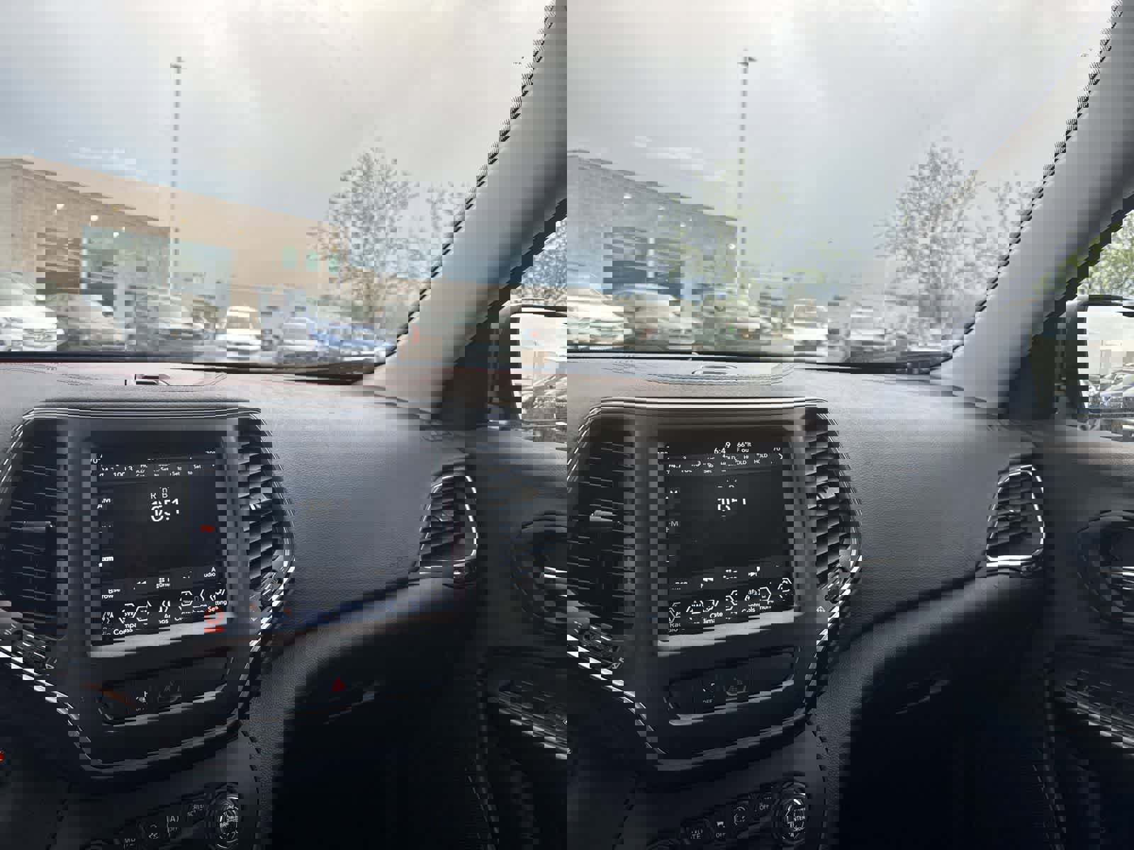 Used 2019 Jeep Cherokee Trailhawk w/ Cold Weather Group image 20