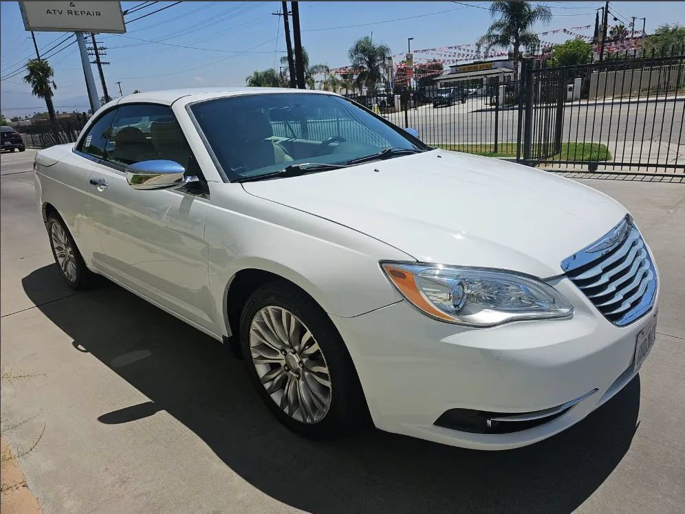 Used 2011 Chrysler 200 Limited FWD image 3