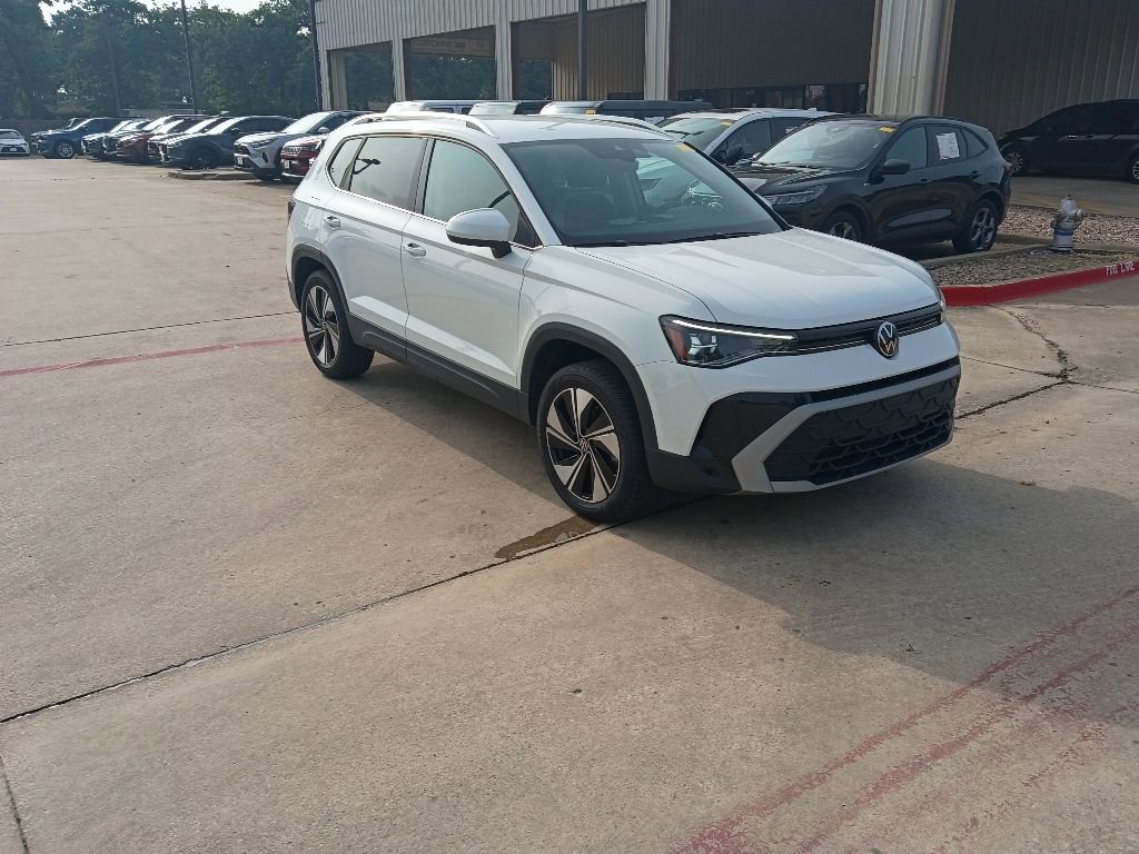 Used 2025 Volkswagen Taos SE AWD/4WD image 6