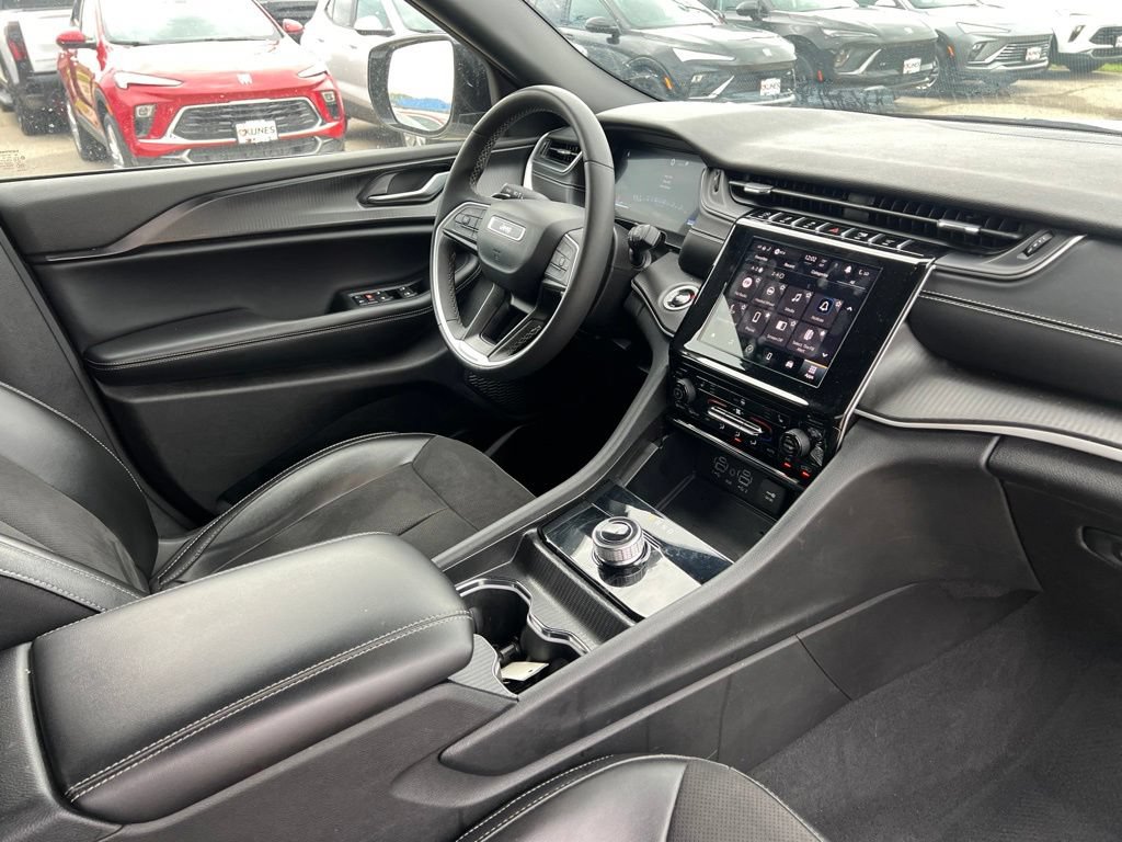 Used 2024 Jeep Grand Cherokee Altitude RWD image 38