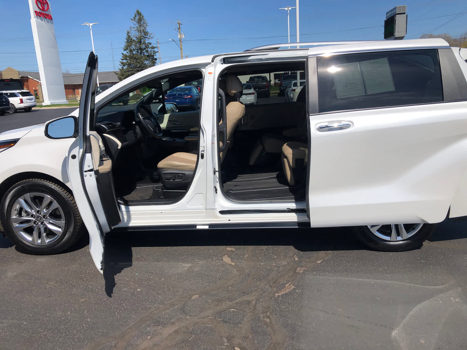 Used 2024 Toyota Sienna Limited image 28
