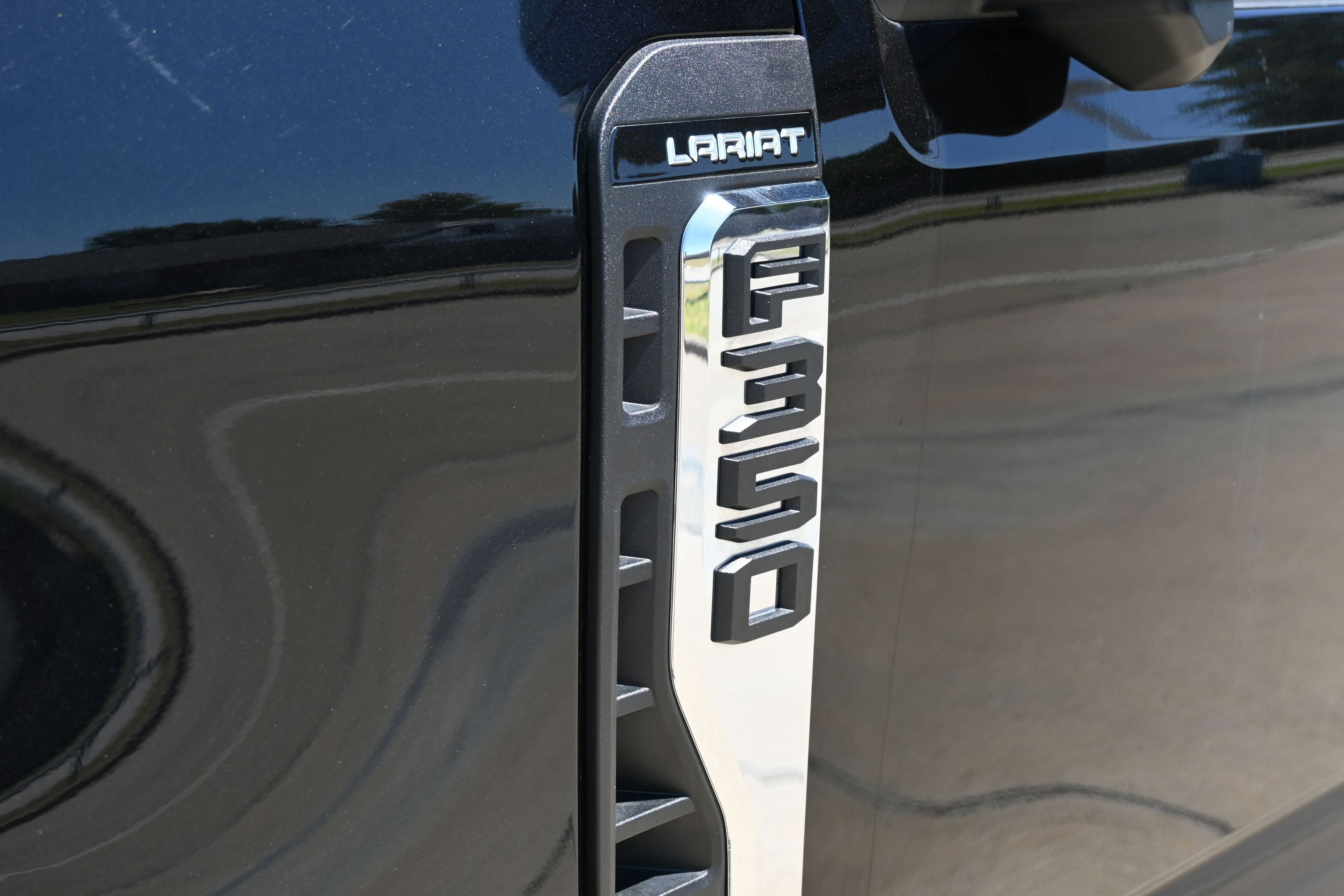 Used 2025 Ford F350 Lariat w/ Lariat Ultimate Package AWD/4WD image 5