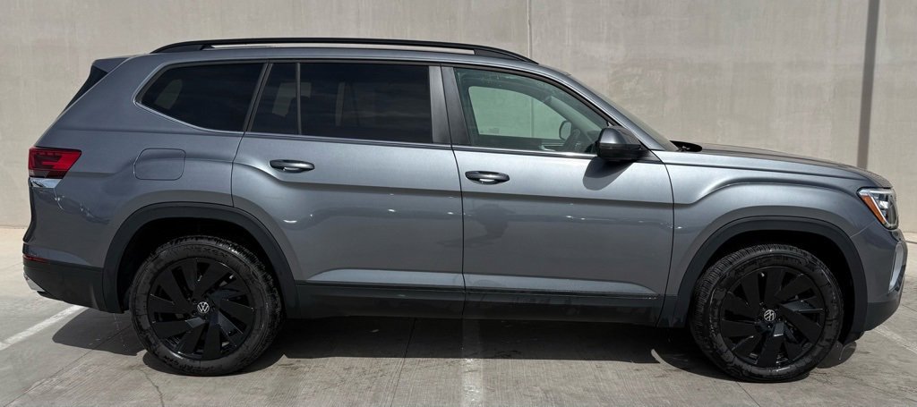 Used 2025 Volkswagen Atlas SE image 3