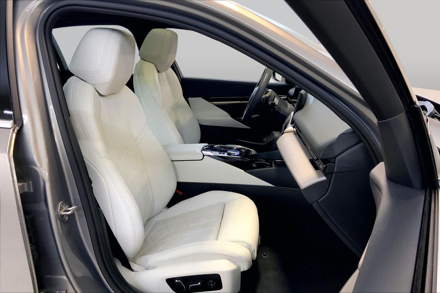 Used 2024 BMW 530i xDrive w/ Executive Package AWD/4WD image 8