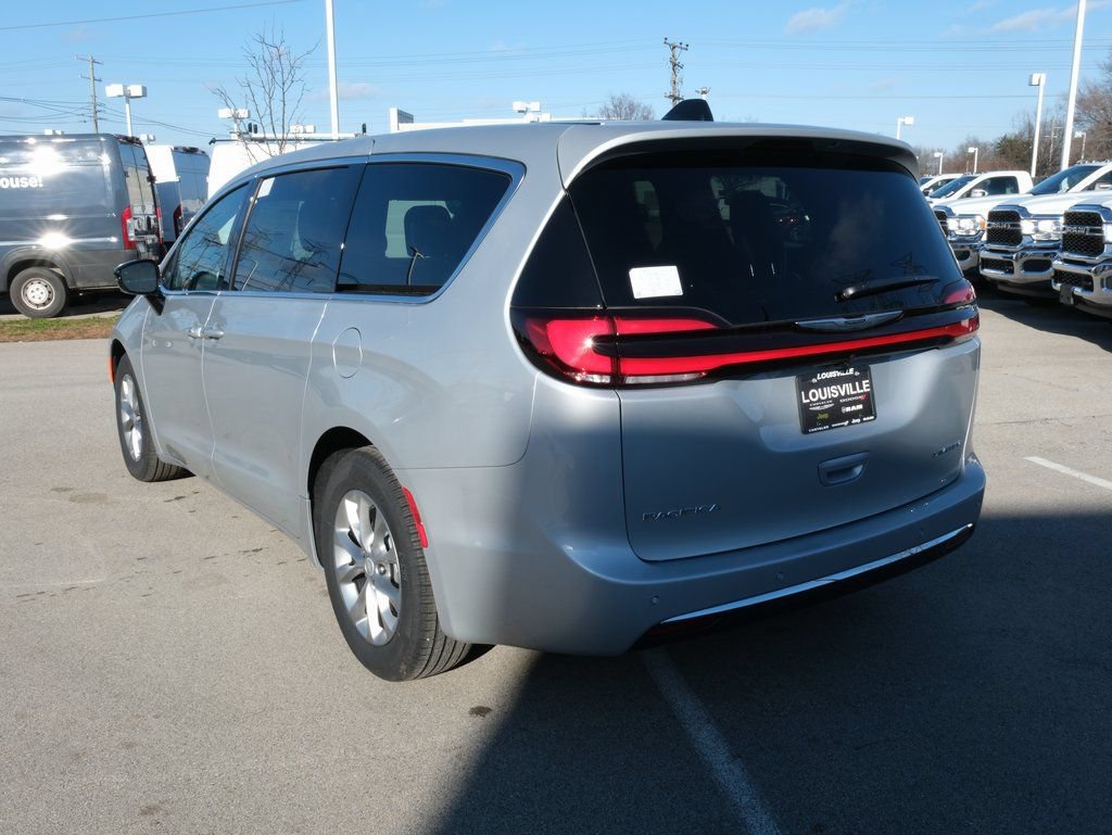 New 2026 Chrysler Pacifica Limited w/ Uconnect Theater Family Group FWD image 10