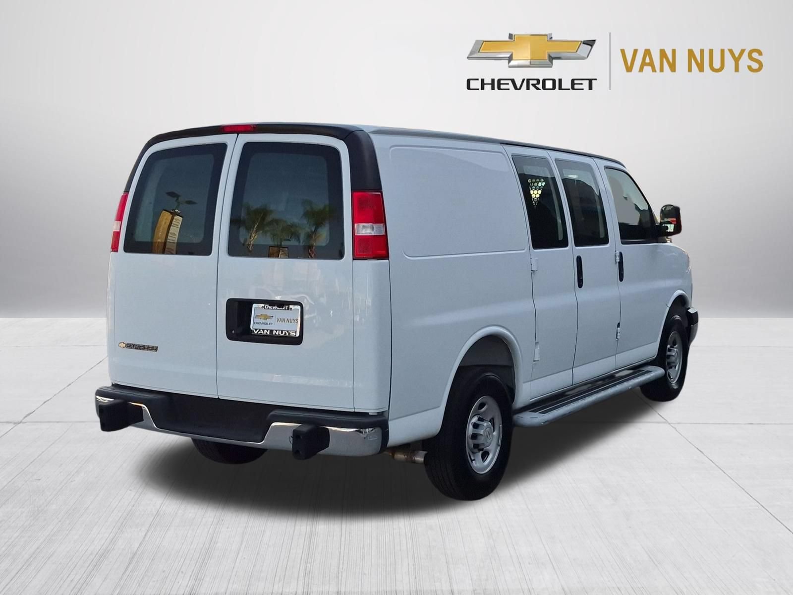 Used 2025 Chevrolet Express 2500 w/ Driver Convenience Package RWD image 5