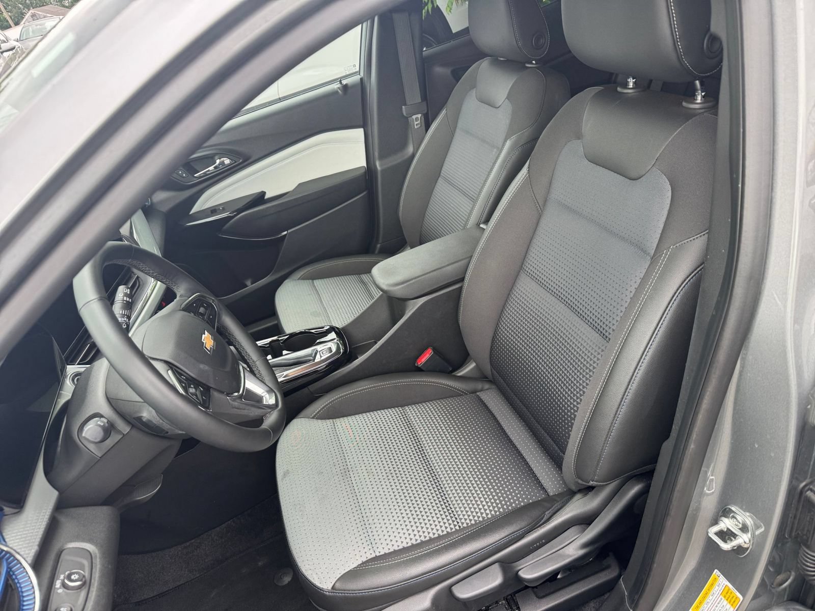 Used 2025 Chevrolet Trax LT w/ LT Convenience Package FWD image 35