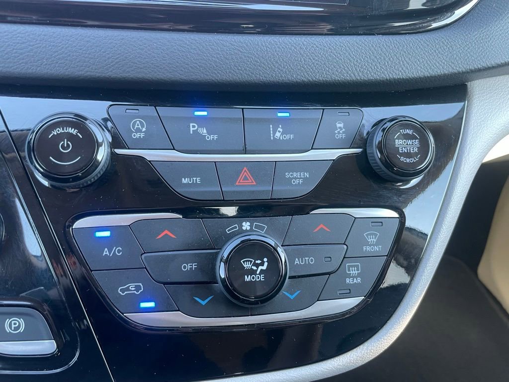 Used 2024 Chrysler Pacifica Touring-L image 12