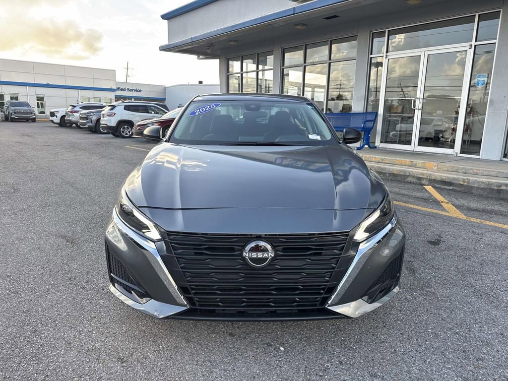 Used 2025 Nissan Altima 2.5 SV image 2