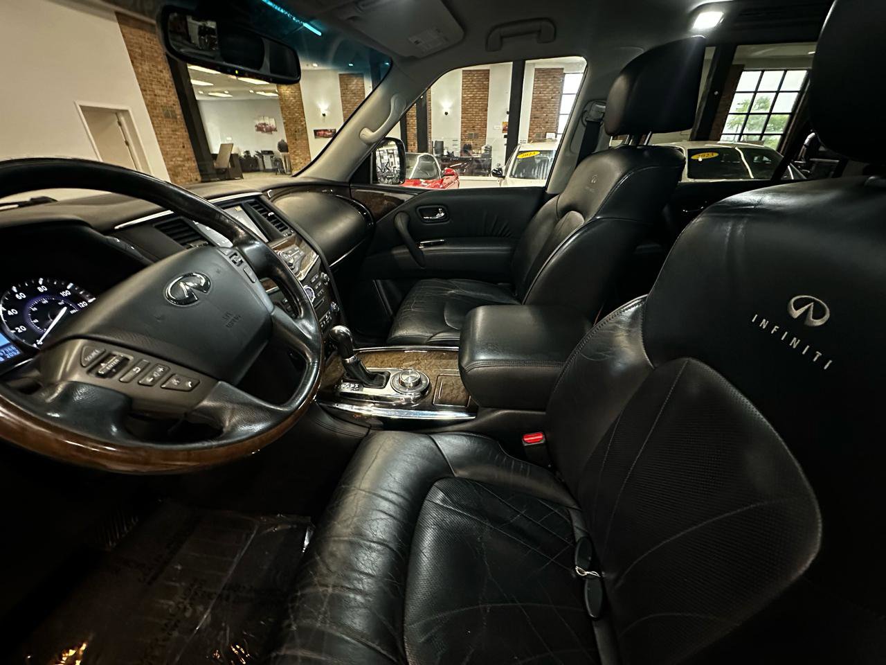 Used 2011 INFINITI QX56 4WD w/ Deluxe Touring Pkg image 10