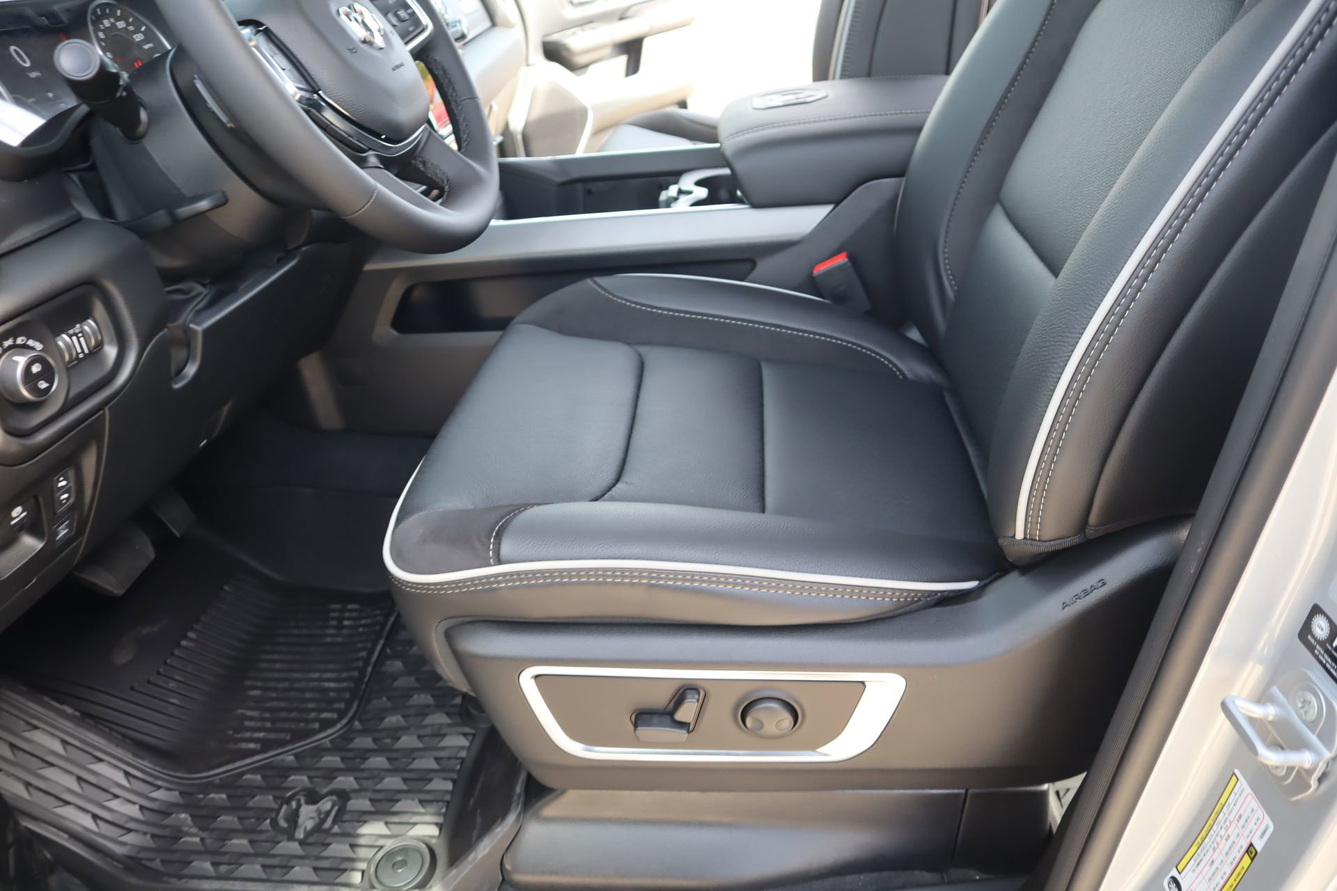 New 2026 RAM 1500 Laramie AWD/4WD image 12
