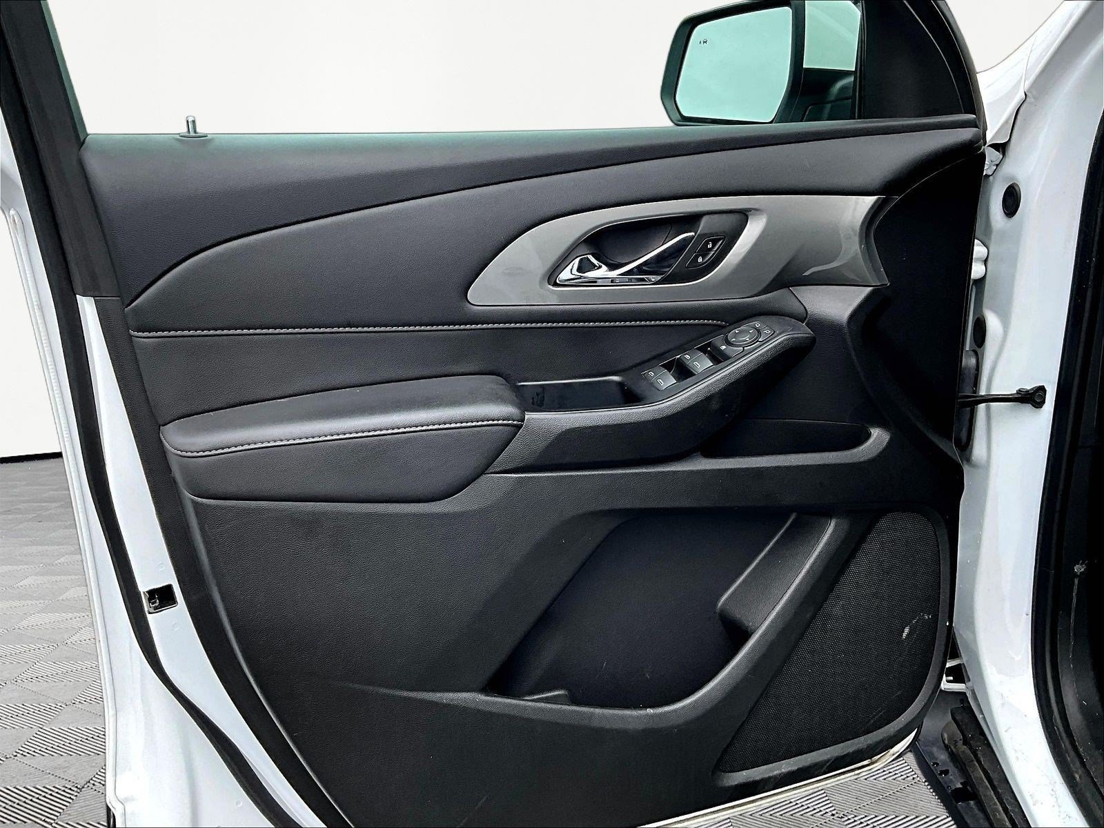Used 2023 Chevrolet Traverse LT FWD image 20