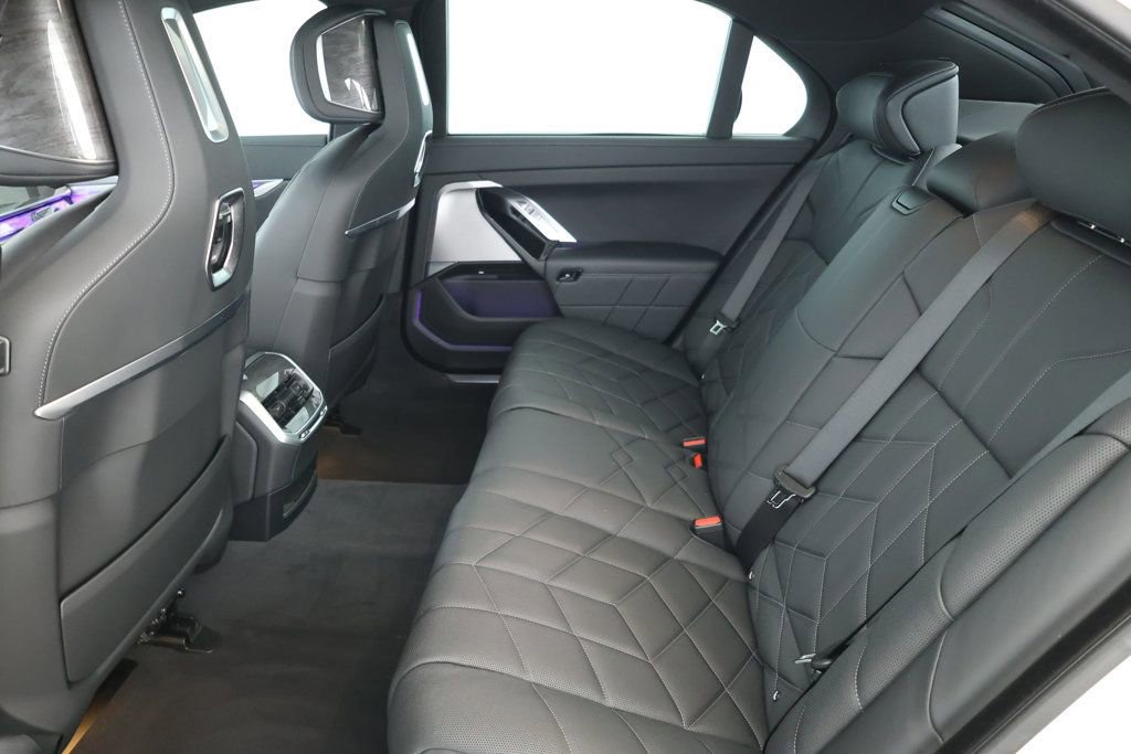 Used 2024 BMW i7 eDrive50 image 19