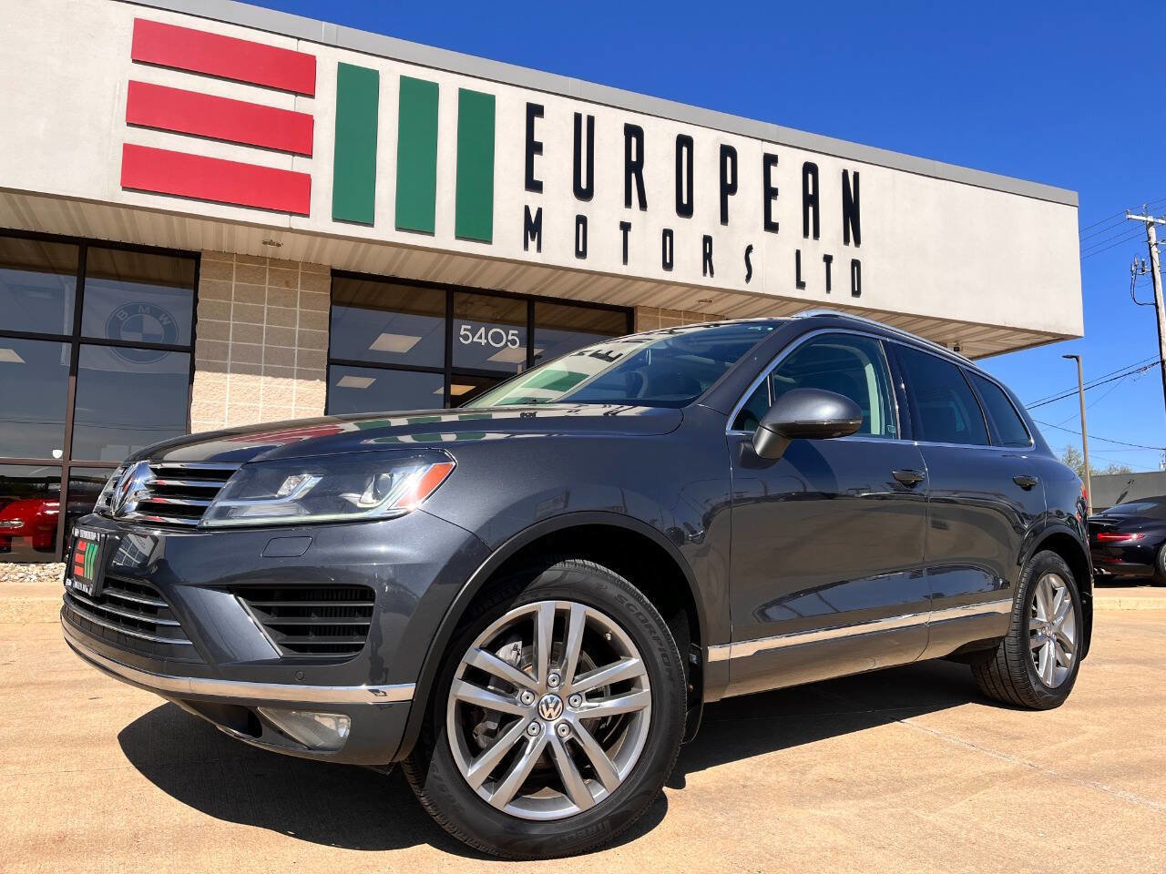 Used 2016 Volkswagen Touareg Executive AWD/4WD image 1