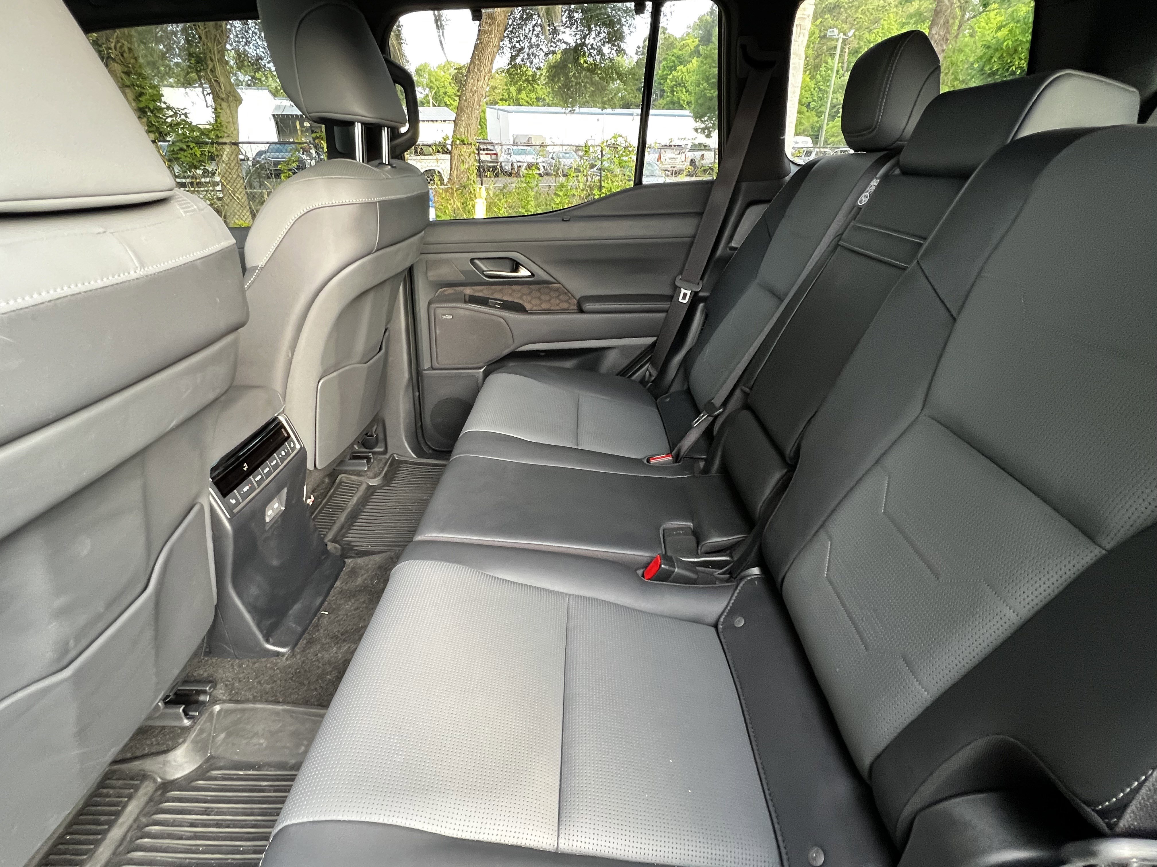 Used 2025 Lexus GX 550 w/ Accessory Package (2T) AWD/4WD image 32