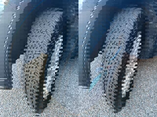 Used 2013 Volkswagen Touareg Sport image 18