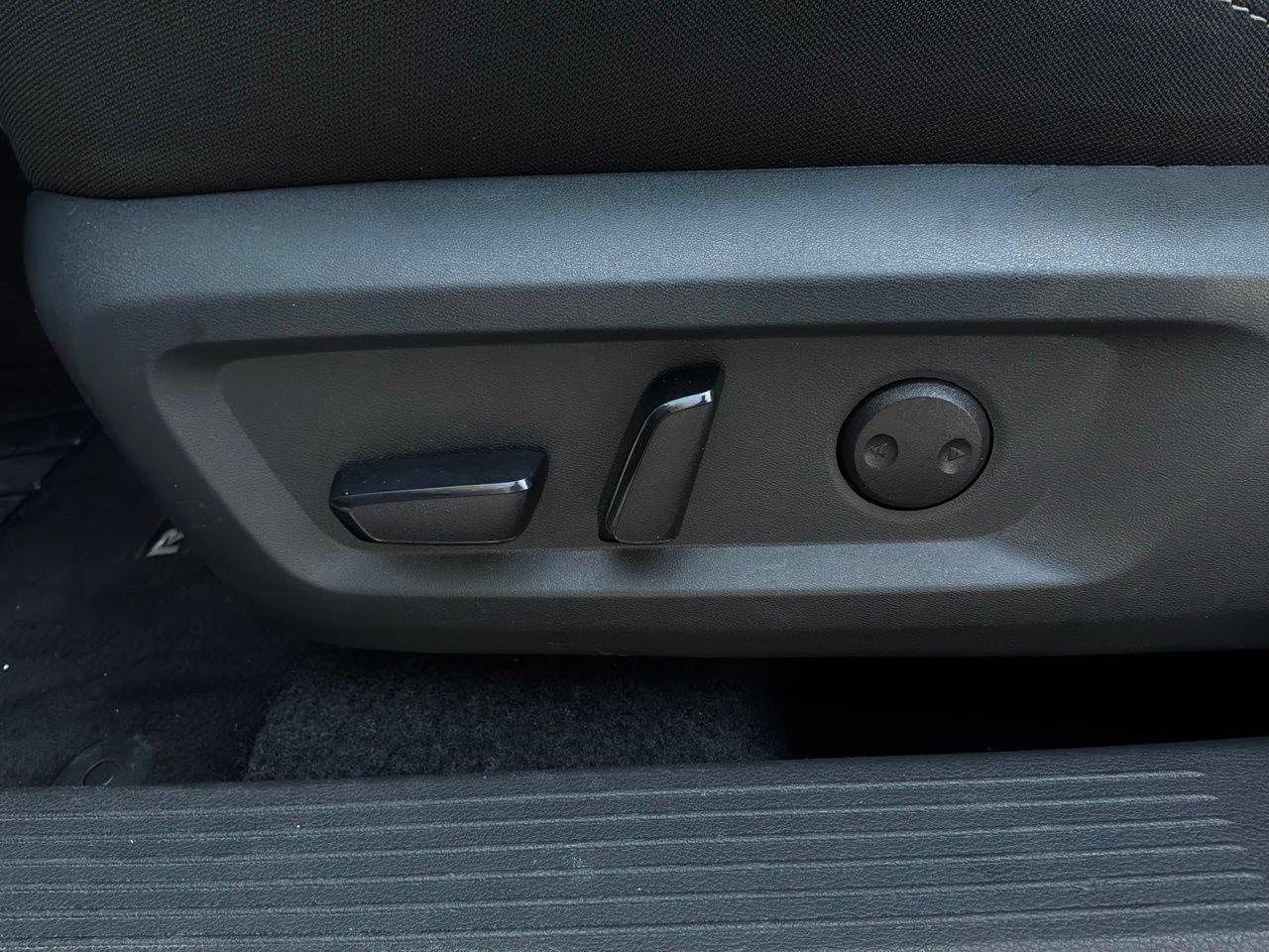 Used 2025 Nissan Rogue SV FWD image 11