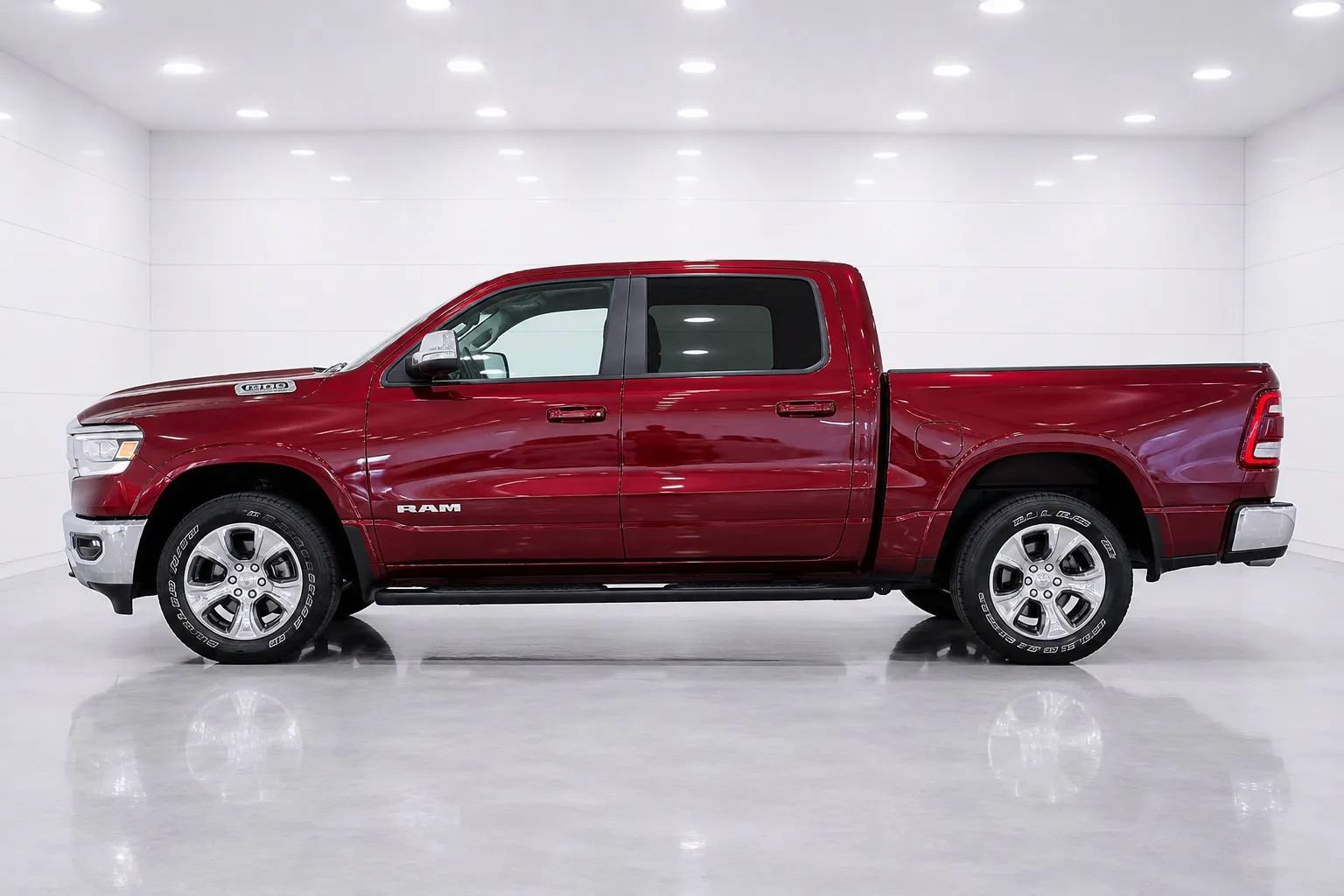 Used 2023 RAM 1500 Laramie AWD/4WD image 2