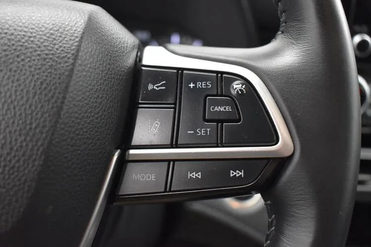 Used 2025 Toyota Highlander LE FWD image 23