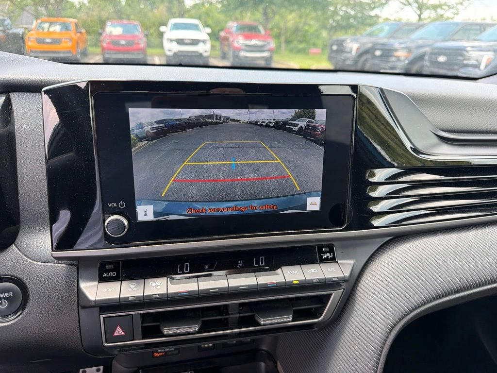Used 2025 Toyota Camry SE FWD image 9