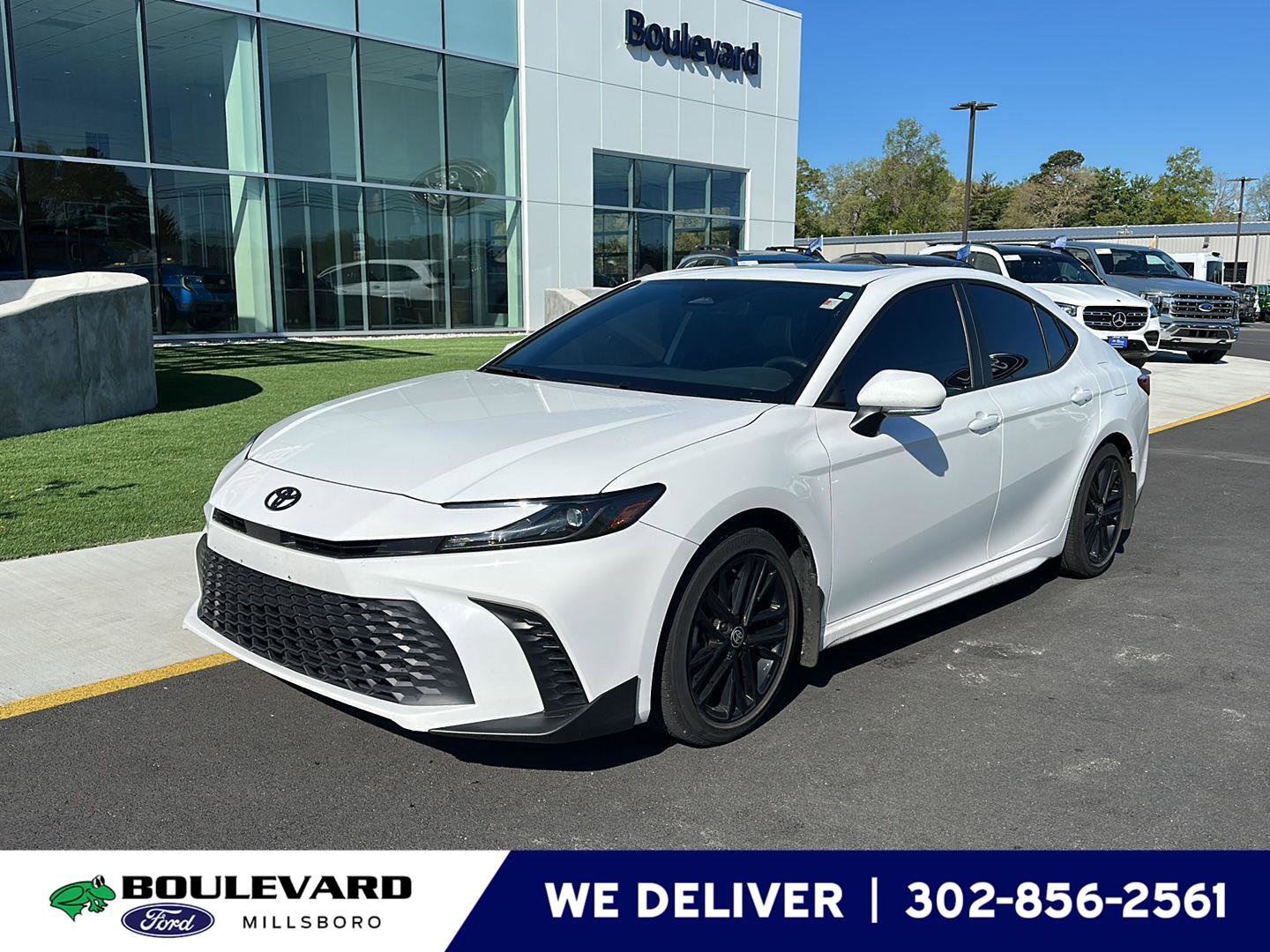 Used 2025 Toyota Camry SE w/ Convenience Package FWD image 1