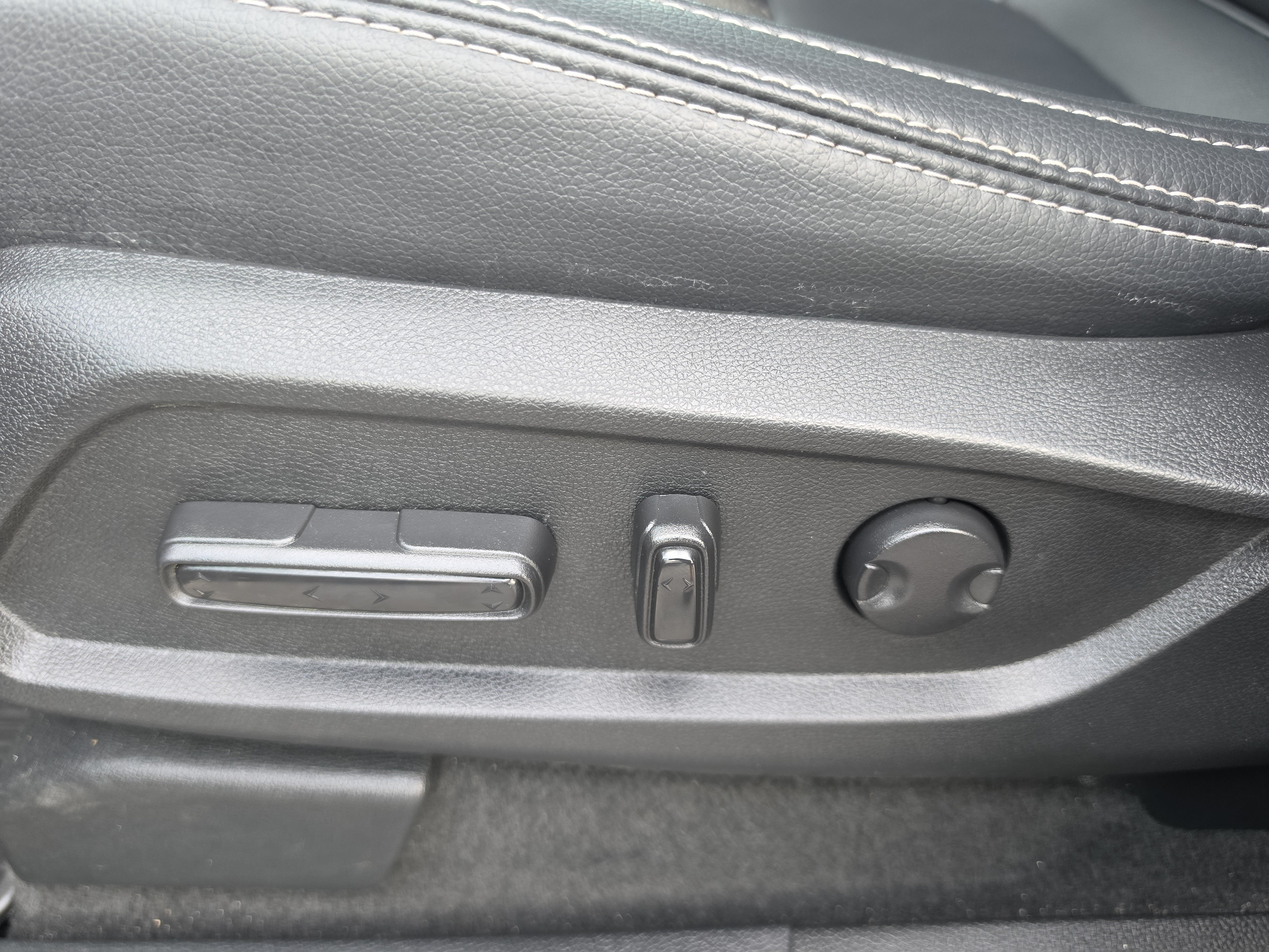 Used 2025 Honda Pilot EX-L image 6
