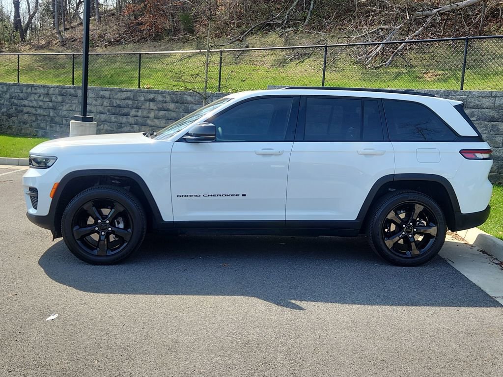 Used 2024 Jeep Grand Cherokee Altitude AWD/4WD image 6