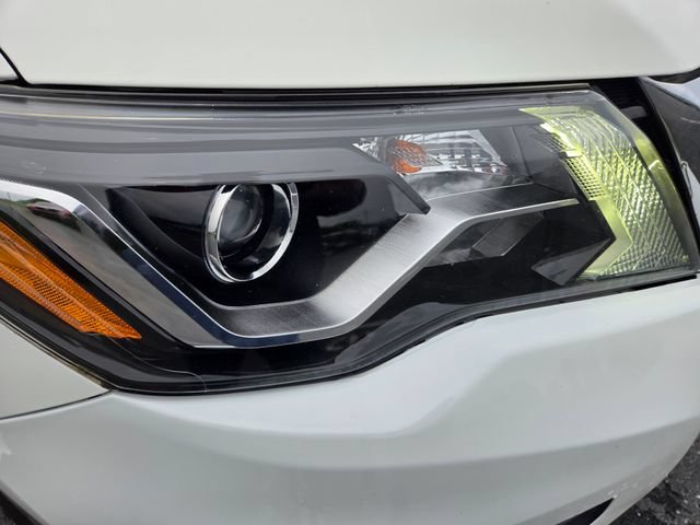Used 2018 Nissan Pathfinder SV AWD/4WD image 23