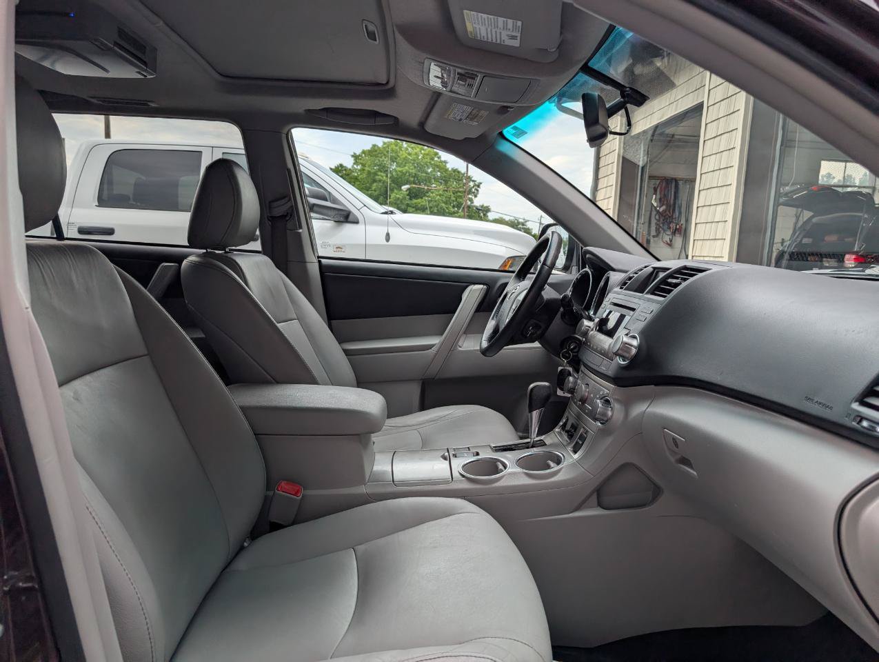 Used 2012 Toyota Highlander SE w/ Tow Pkg FWD image 24