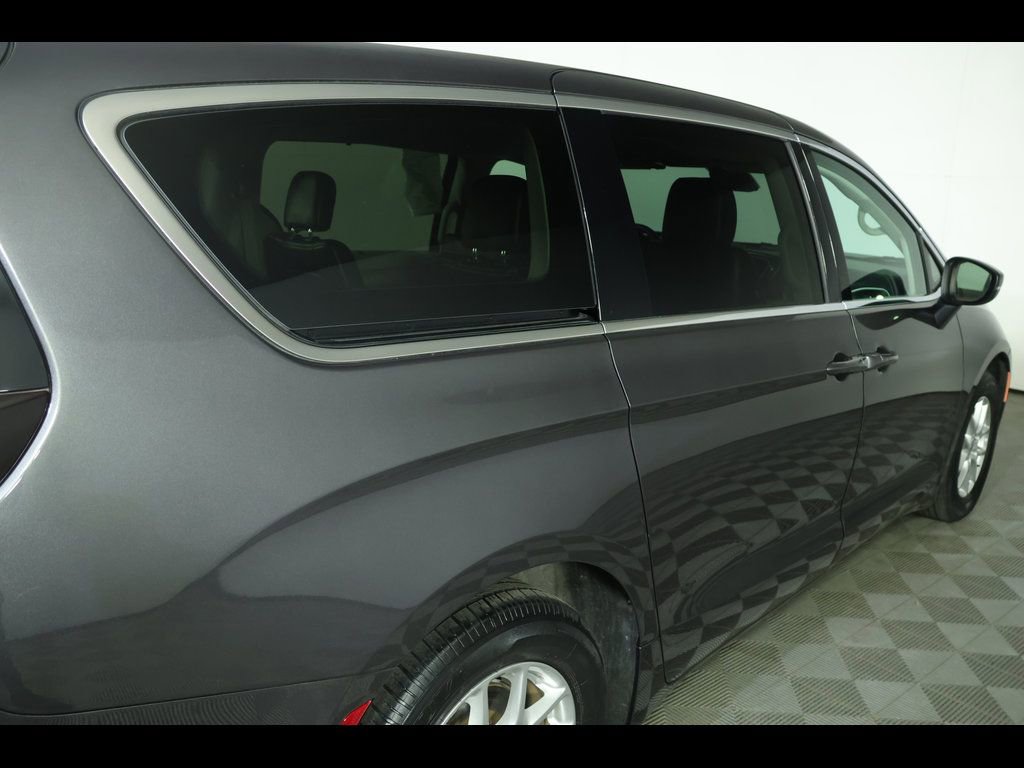 Used 2023 Chrysler Pacifica Touring-L FWD image 10