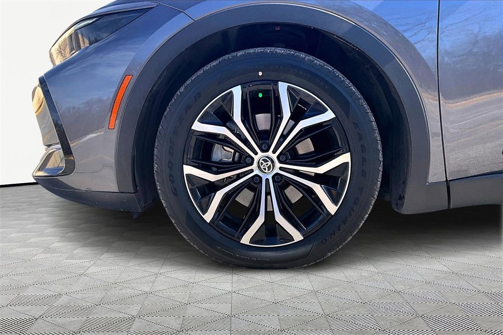 Used 2023 Toyota Crown XLE image 9