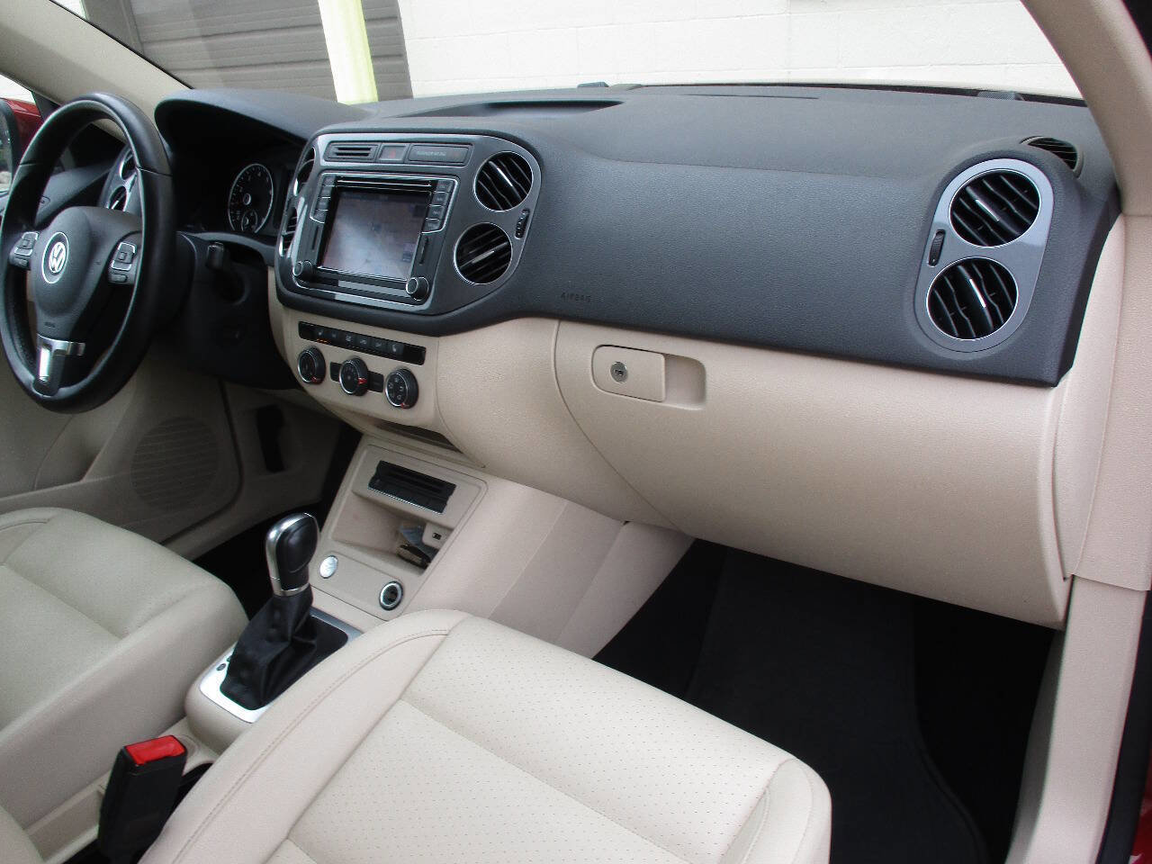 Used 2016 Volkswagen Tiguan SE image 87