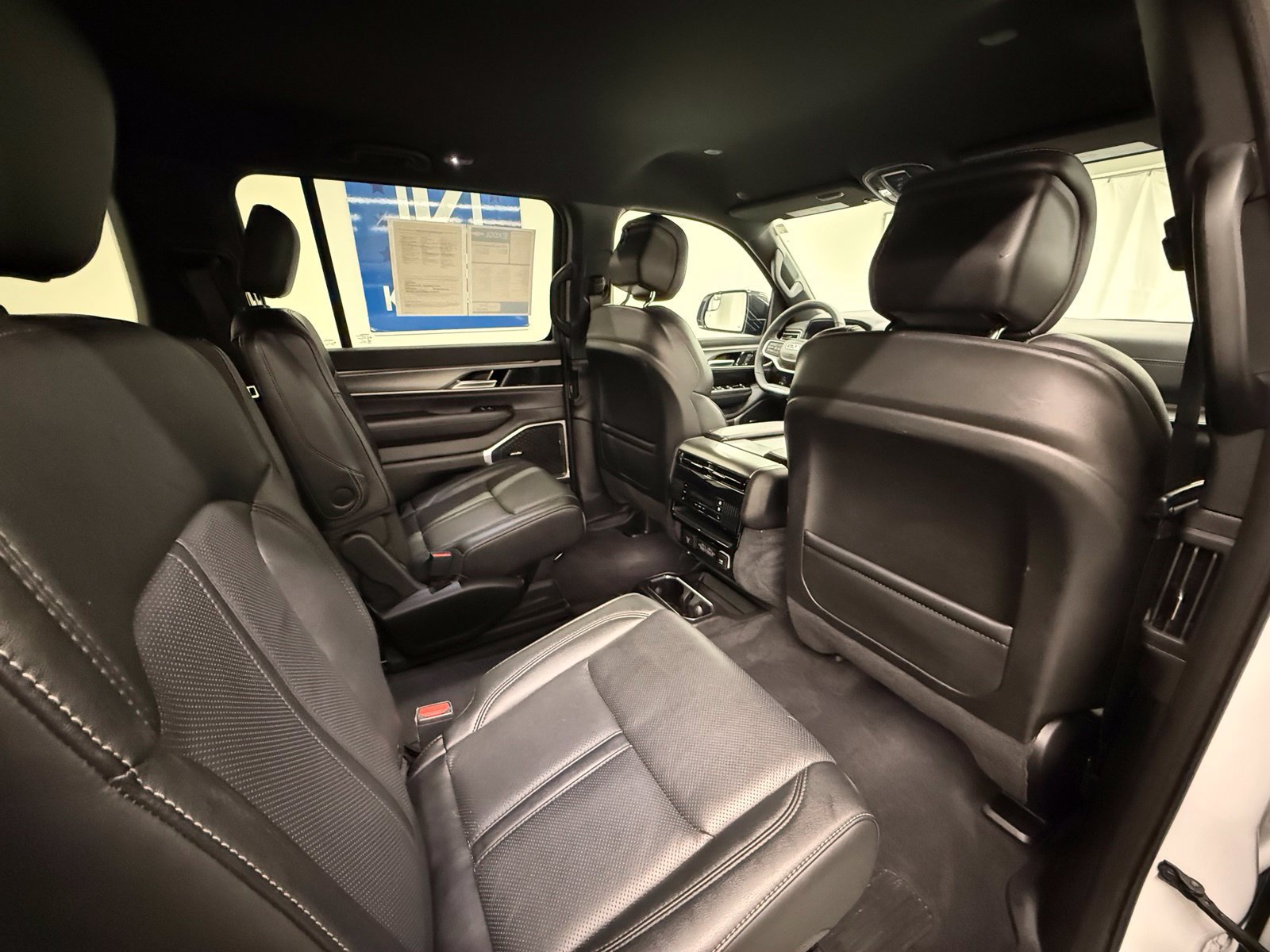 Used 2025 Jeep Wagoneer Series II AWD/4WD image 6